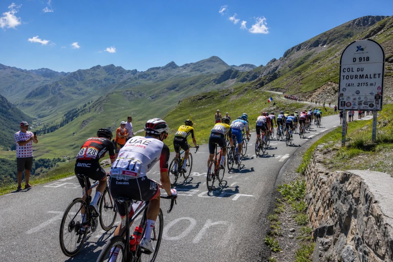 découvrez le tour de france 2027 avec un départ majestueux en écosse, un contre-la-montre royal et les légendaires ascensions du tourmalet et du grand colombier au cœur d'une course épique.